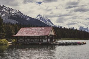 Read more about the article 10 Cozy Cabins to Rent in Alberta, Canada